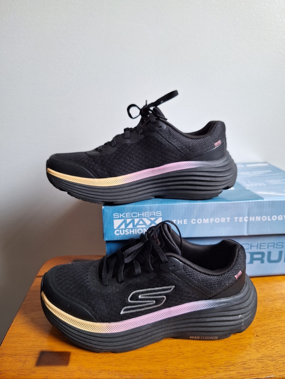 Skechers Women's Max Cushioning  Endeavour Size 7